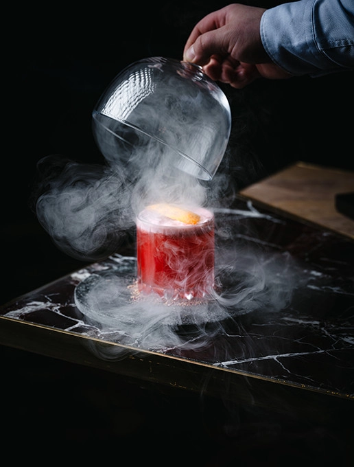 Cocktail rose fumant, servi au restaurant Dans le Noir ?