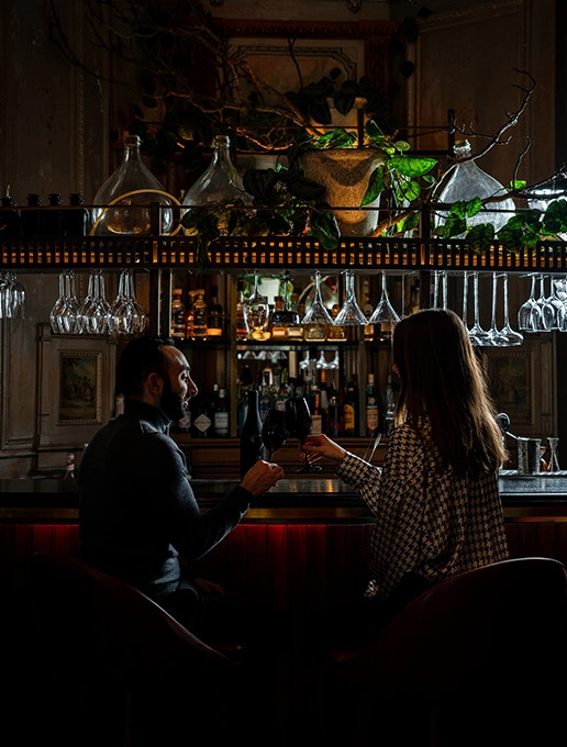 Couple en blind date au bar du restaurant Dans le Noir ?