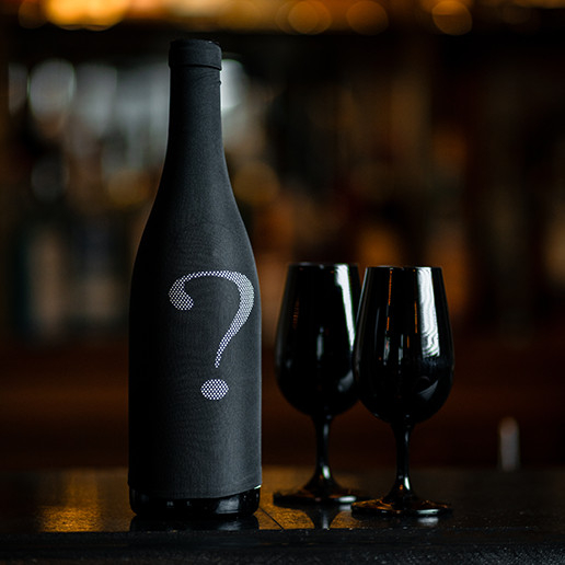 Bouteille de vin mystère pour un blind date au restaurant Dans le Noir ?