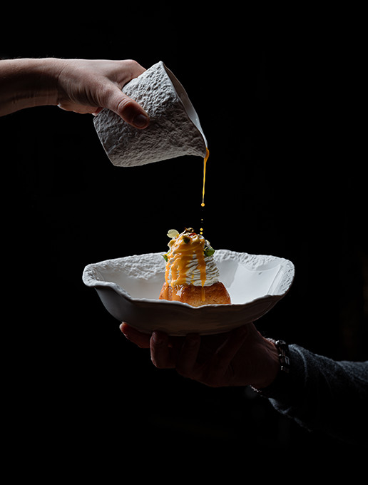 Un dessert crémeux pour célébrer un enterrement de vie de jeune fille au restaurant Dans le Noir ?