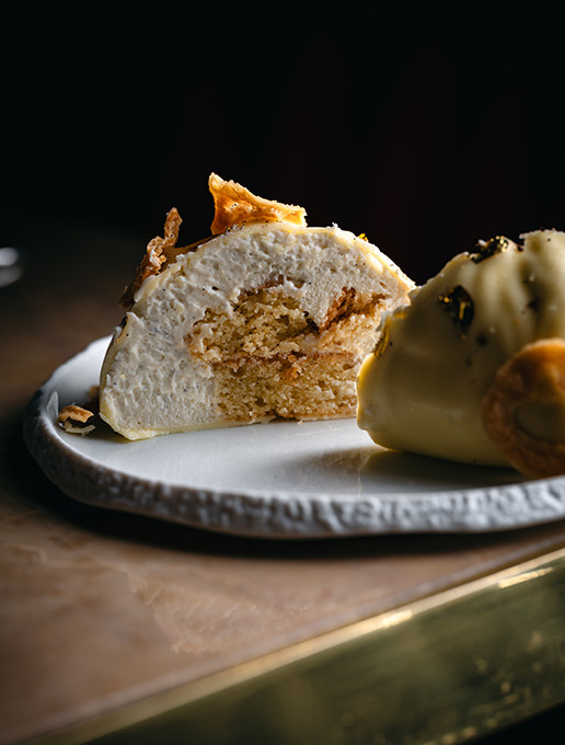 Dessert coupé en deux, révélant sa texture gourmande, servi au restaurant Dans le Noir ?