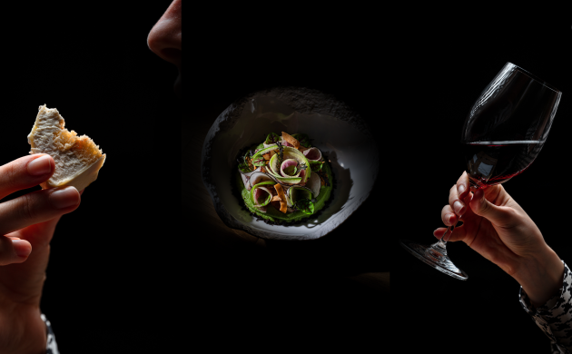 Dîner gastronomique avec vin rouge, plat raffiné et ambiance intime dans un restaurant élégant.